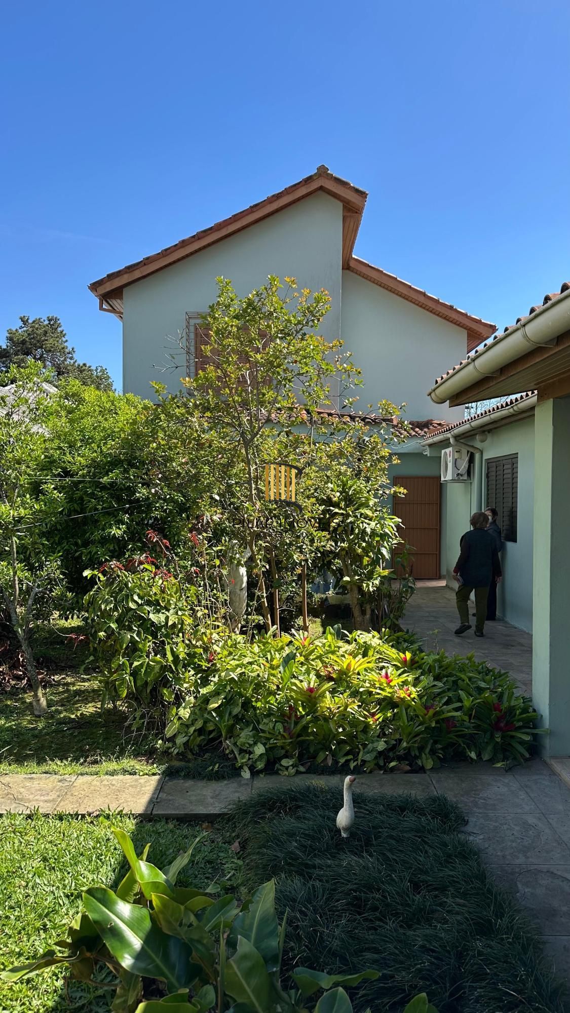 Casa com 4 dormitórios no Bairro Tristeza, com churrasqueira, lareia e vaga de garagem.