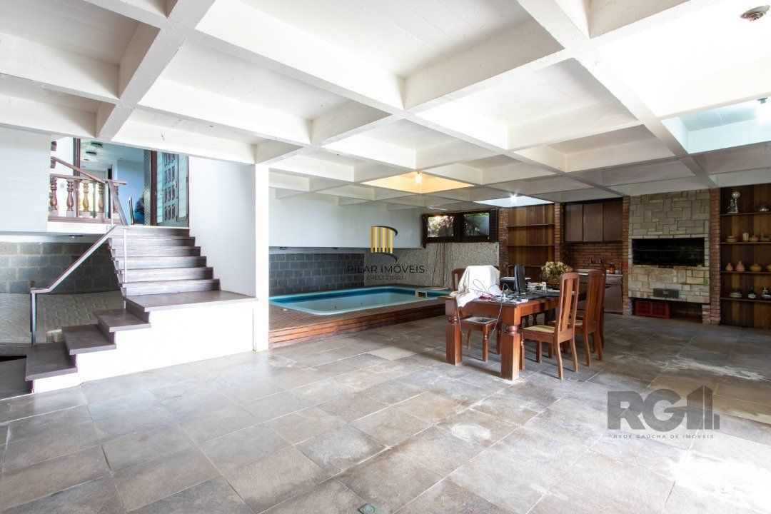 Casa com 724 m² privativos, 4 dormitórios sendo 4 suítes, 6 vagas sendo 3 cobertas