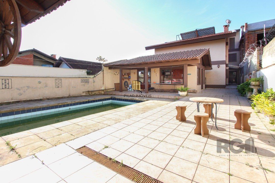 Casa a venda com 03 dormitórios, living 03 ambientes com vista para o Rio.