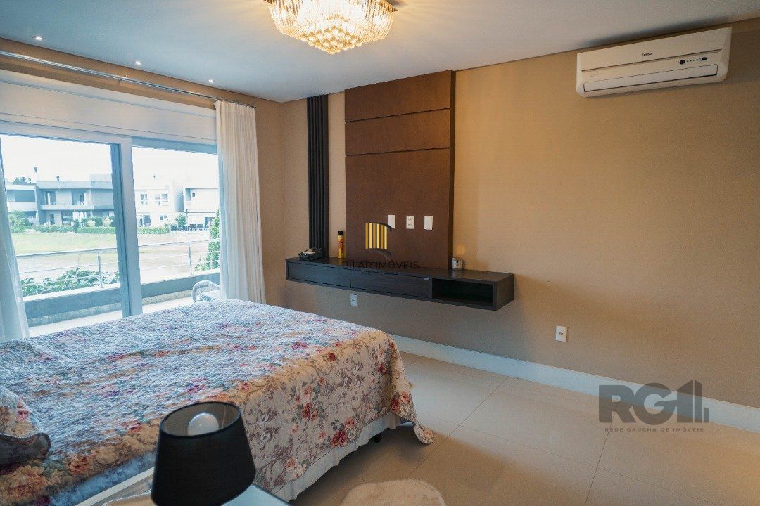 Oportunidade Única! Casa em Condomínio à Beira do Lago com 4 Suítes, sendo uma Térrea e uma Suíte Master Espetacular!