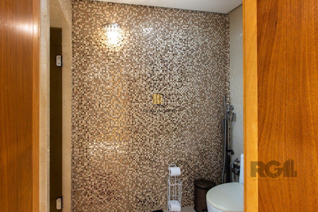 Casa com 5 suites com area privativa 714,00