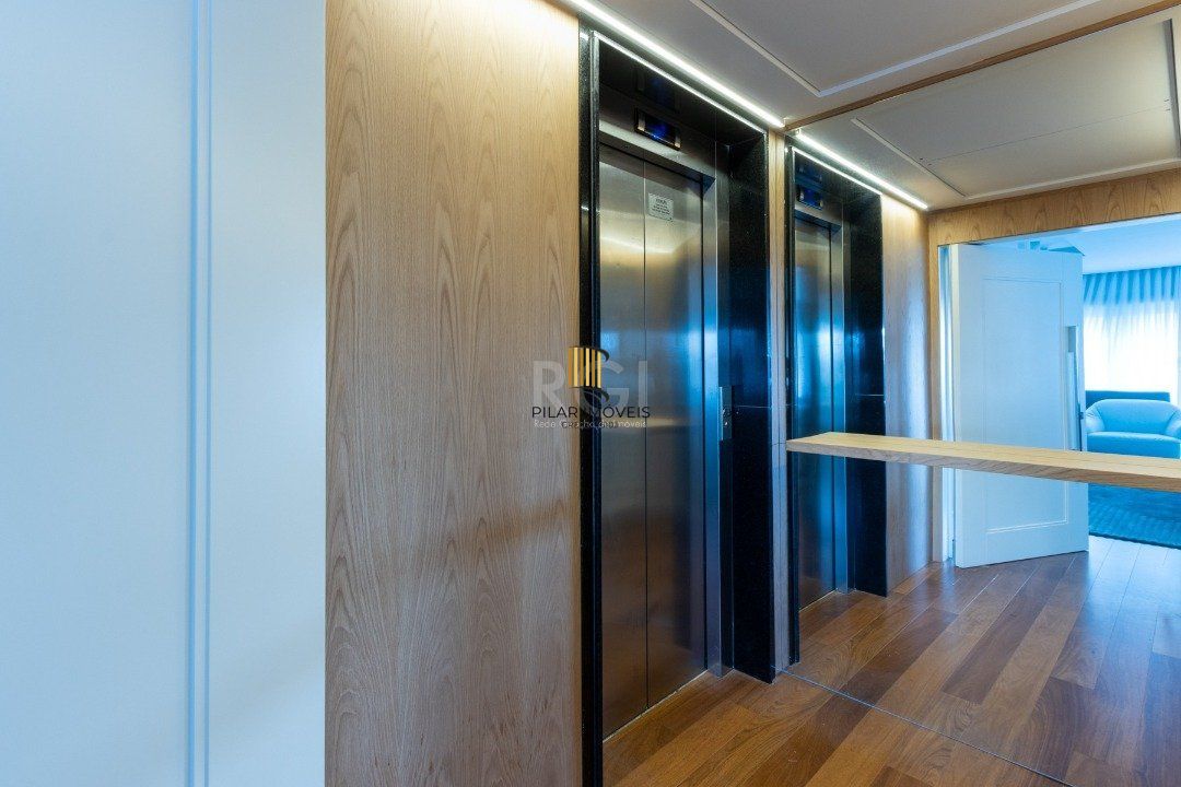 Apartamento mobiliado, com cerca de 256,42m² privativos e com 3 suítes,