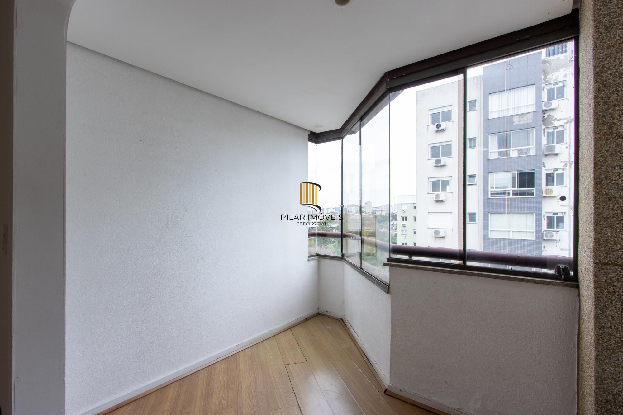 Cobertura com 137m², no Bairro Cristal, de 2 dormitórios, sento uma suíte, ampla sacada, churrasqueira, vista panorâmica, vaga coberta.