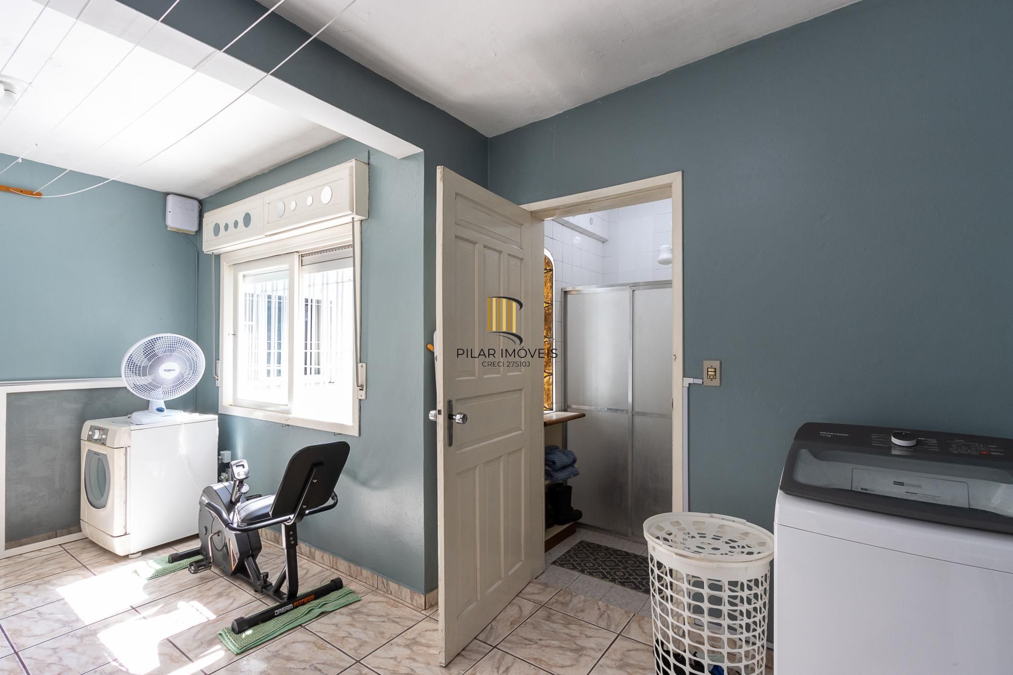 Casa de alvenaria, 4 dormitórios, 2 suítes, bairro Cristal.