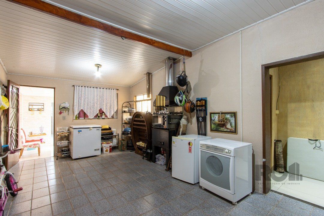 Sobrado, 3 quartos, 2 banheiros, pátio, 2 vagas, piscina - Bairro Vila Nova