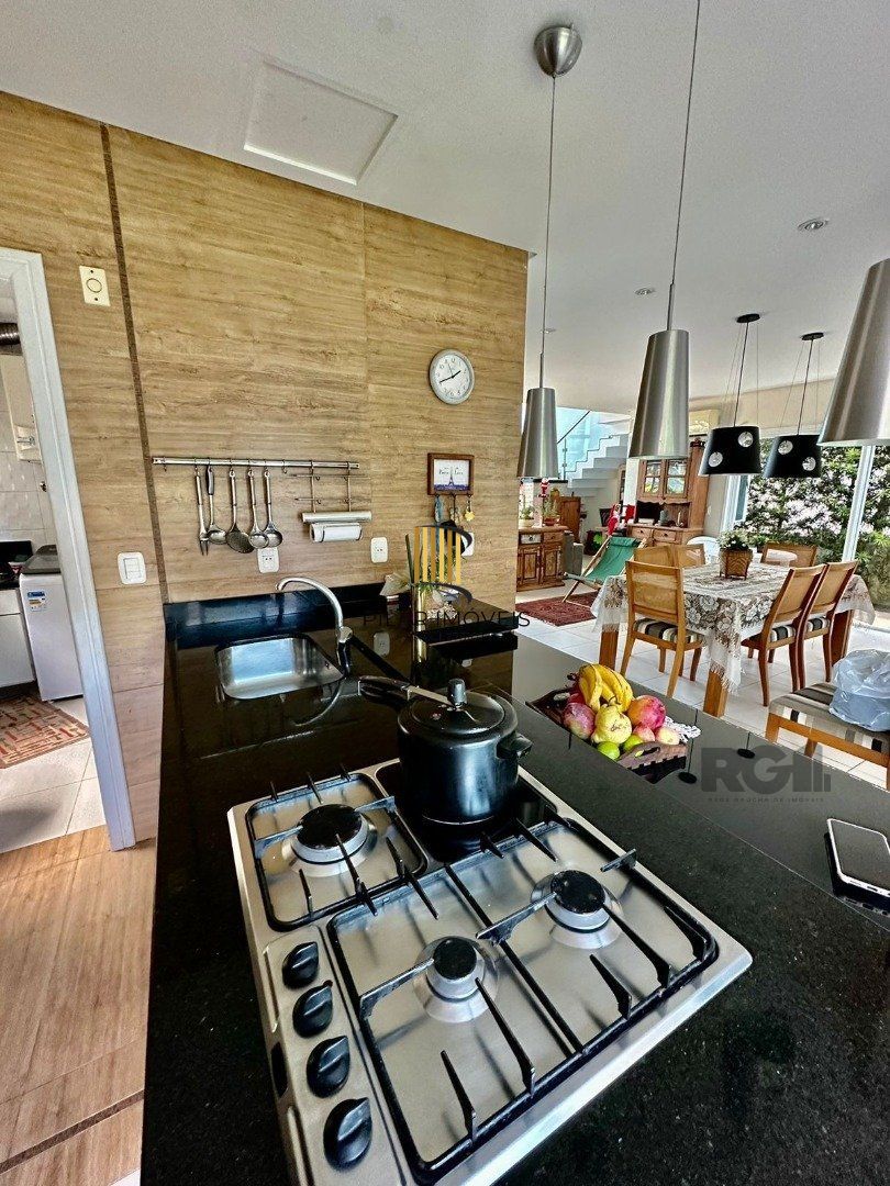 CASA EM CONDOMINIO COM TRES DORMITÓRIOS TRES SUITES