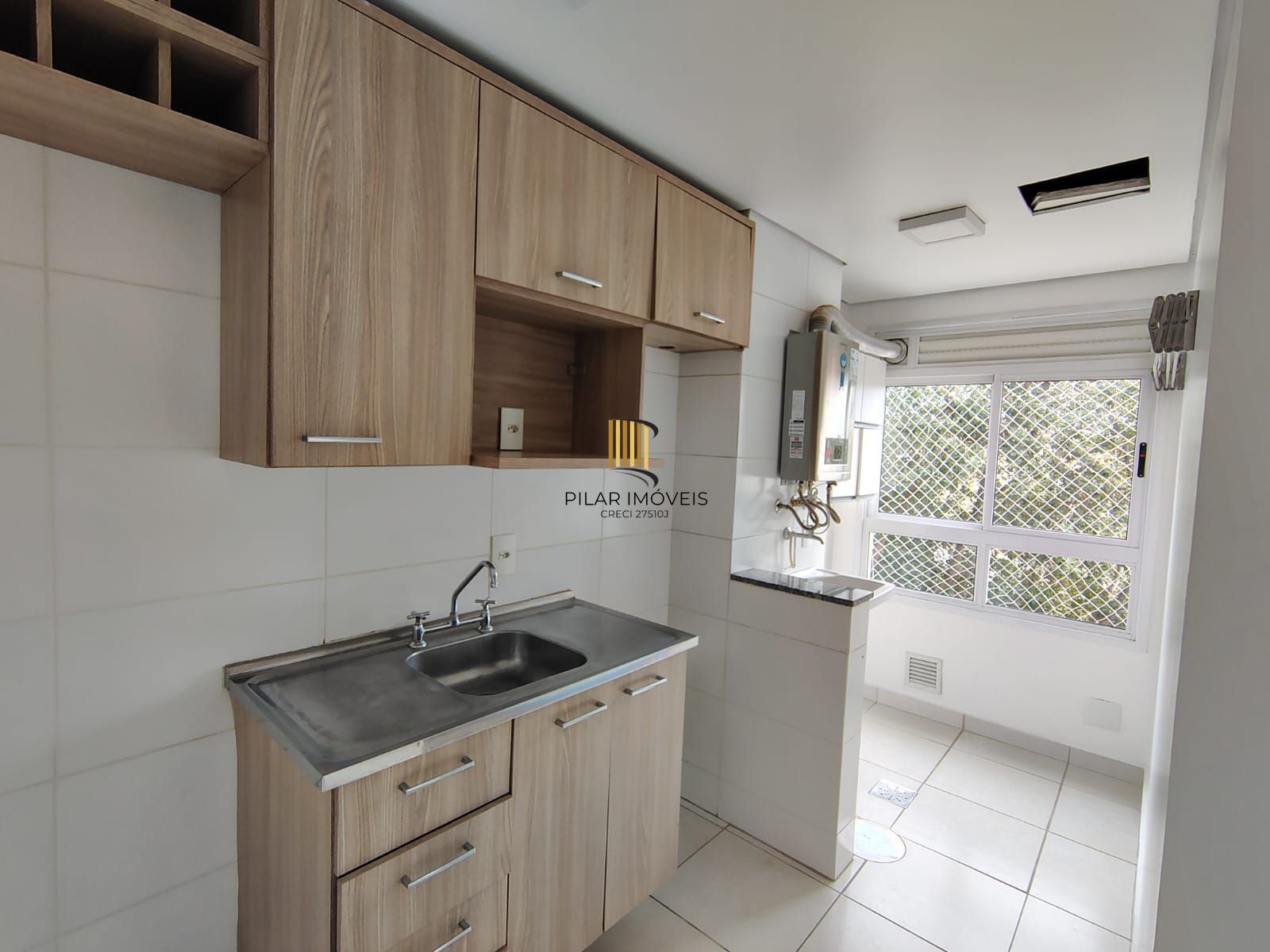 Apartamento de 2 dormitórios, living, cozinha planejada, área de serviço, banheiro social e 1 vaga de garagem escriturada.