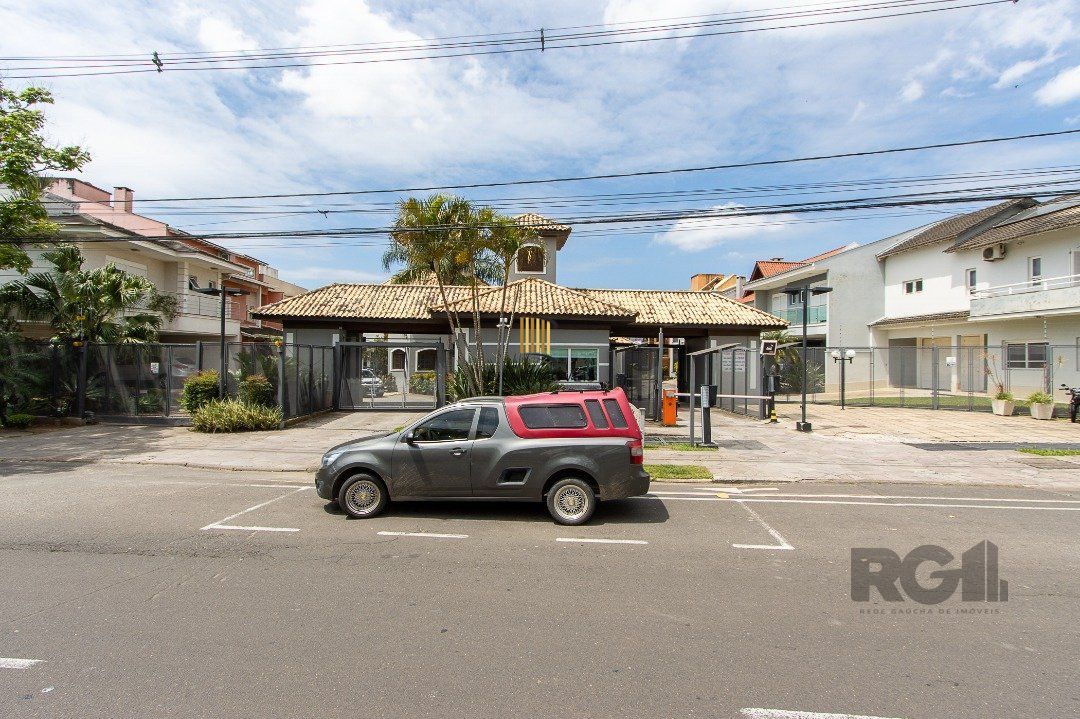 Casa de Condomínio 5 dormitórios no bairro Sarandi