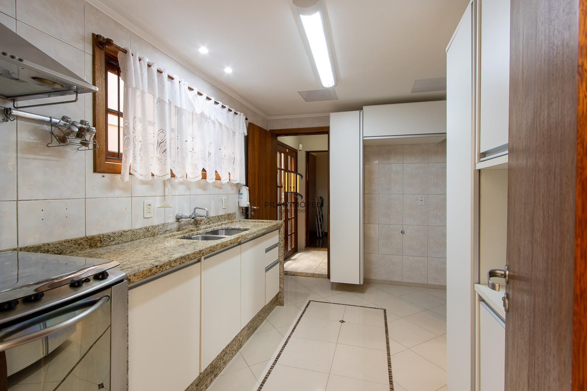 Excelente casa de 3 dormitórios, 1 suíte, pátio, piscina e vaga para 2 carros cobertas.