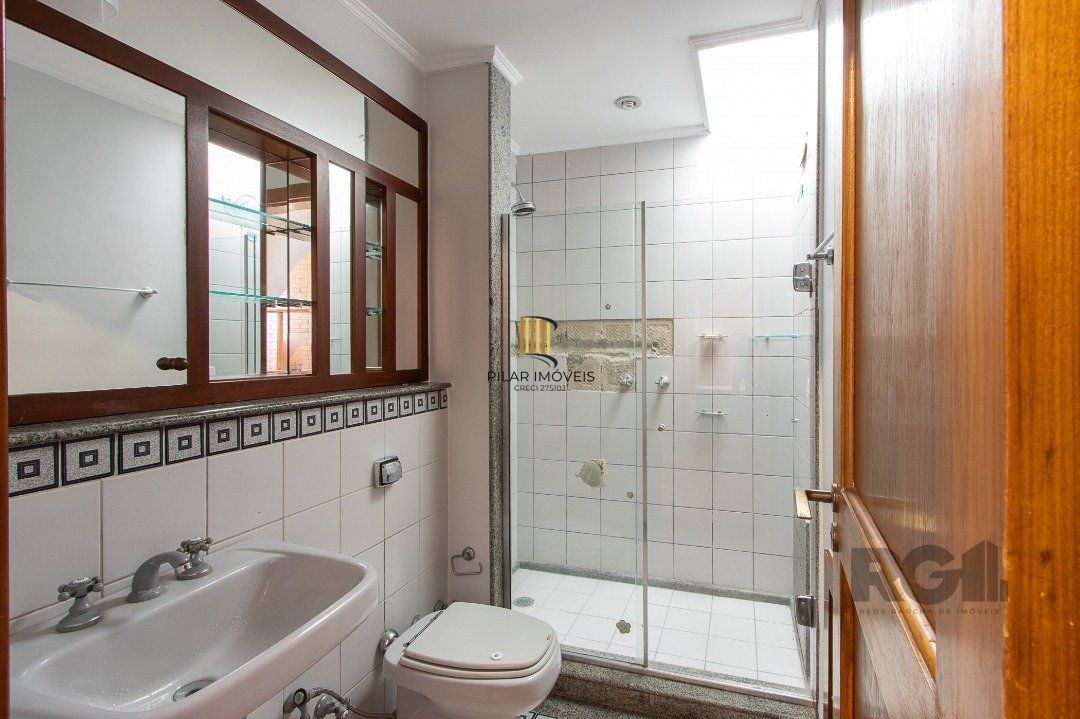 Excelente casa de 3 andares em condomínio fechado