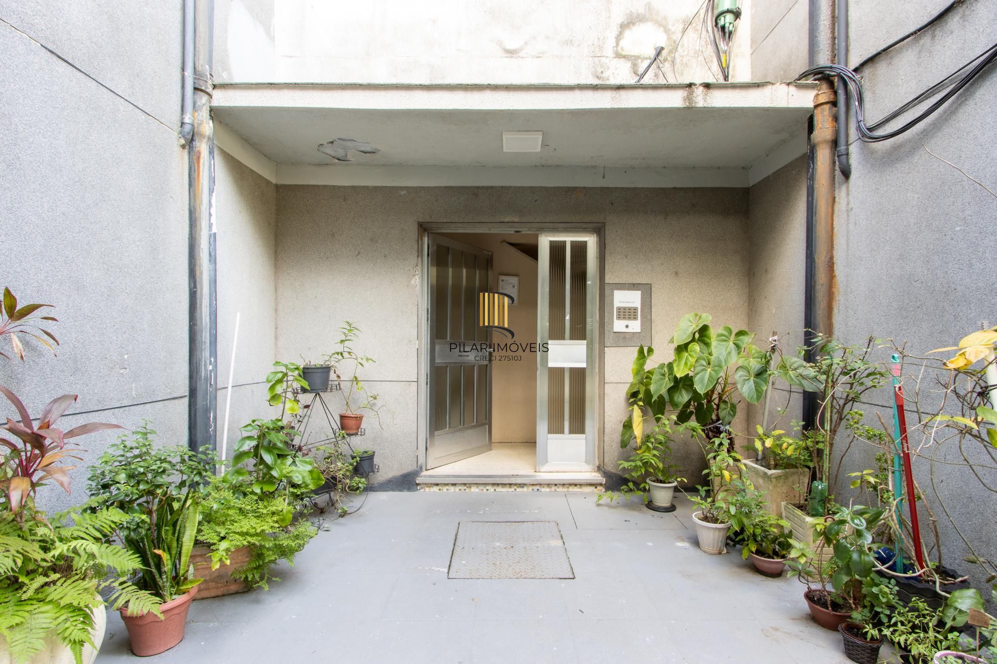 Apartamento térreo com pátio privativo no coração do Menino Deus, 2 dormitórios.