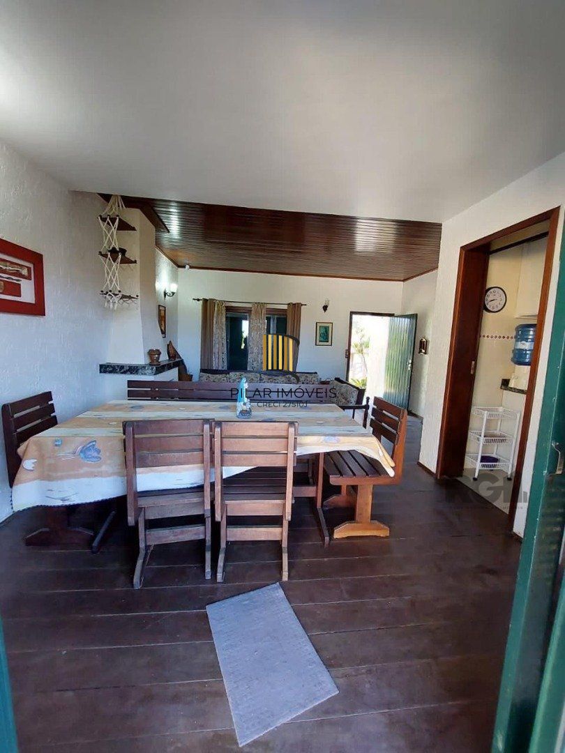 Casa a beira mar de Imbe na frente calçadão . Mobiliada , super bem conservada . Composta por 4 dormitórios sendo 1 suíte