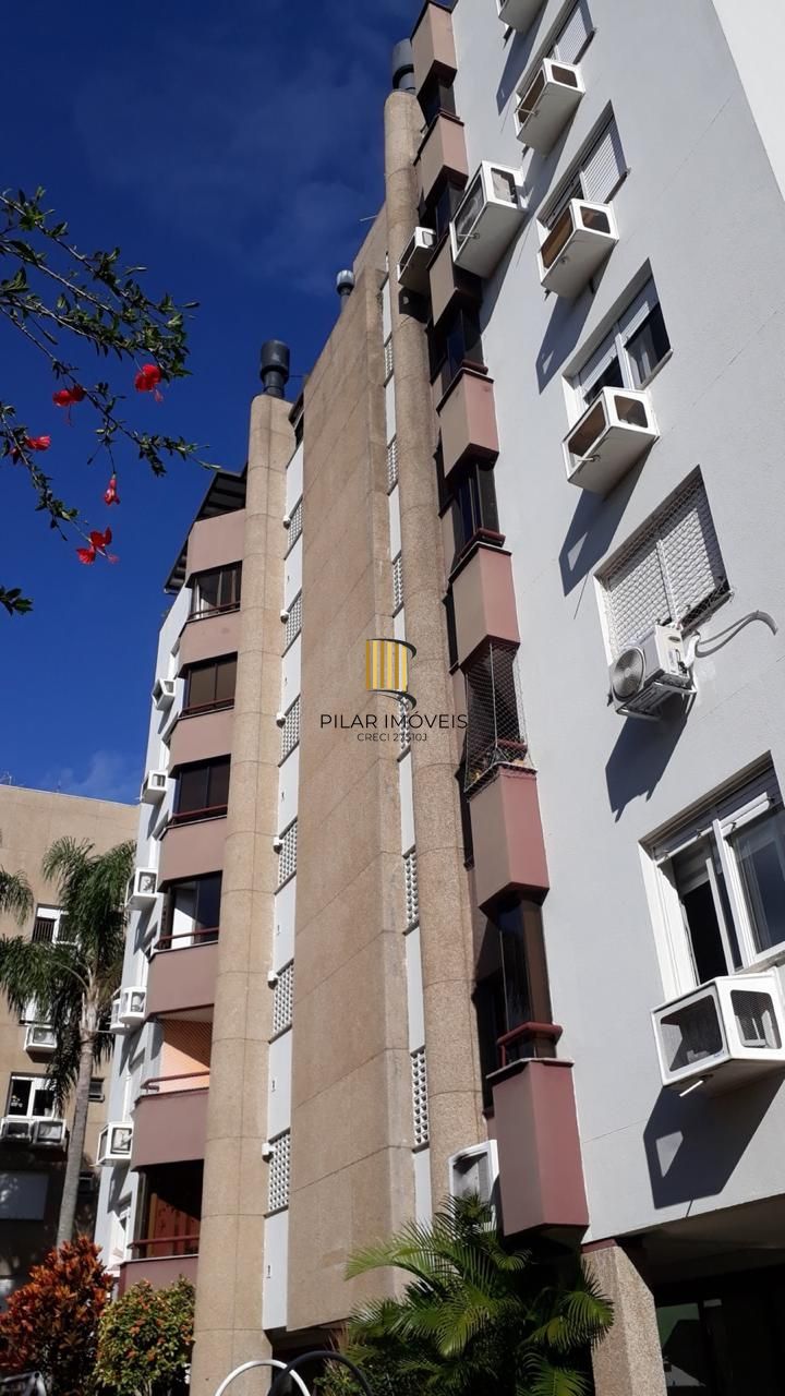 Cobertura com 137m², no Bairro Cristal, de 2 dormitórios, sento uma suíte, ampla sacada, churrasqueira, vista panorâmica, vaga coberta.