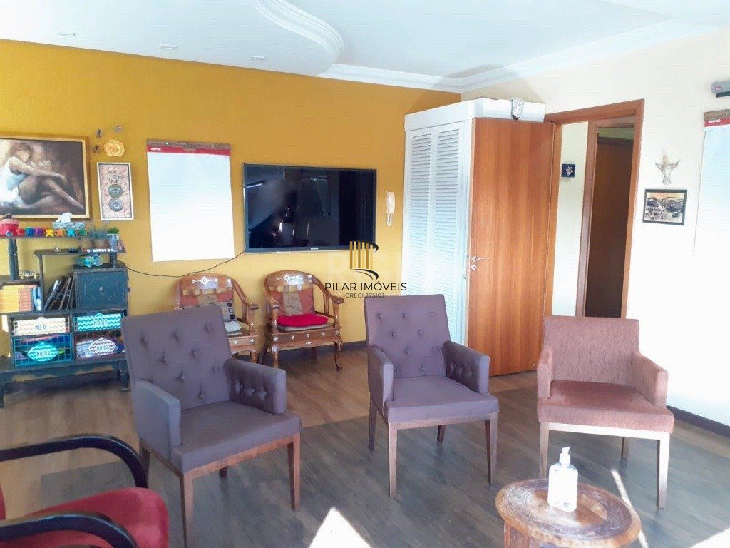 sala comercial com 39m² privativos com hall de espera, banheiro e  ampla sala/escritório com móveis sob medida.