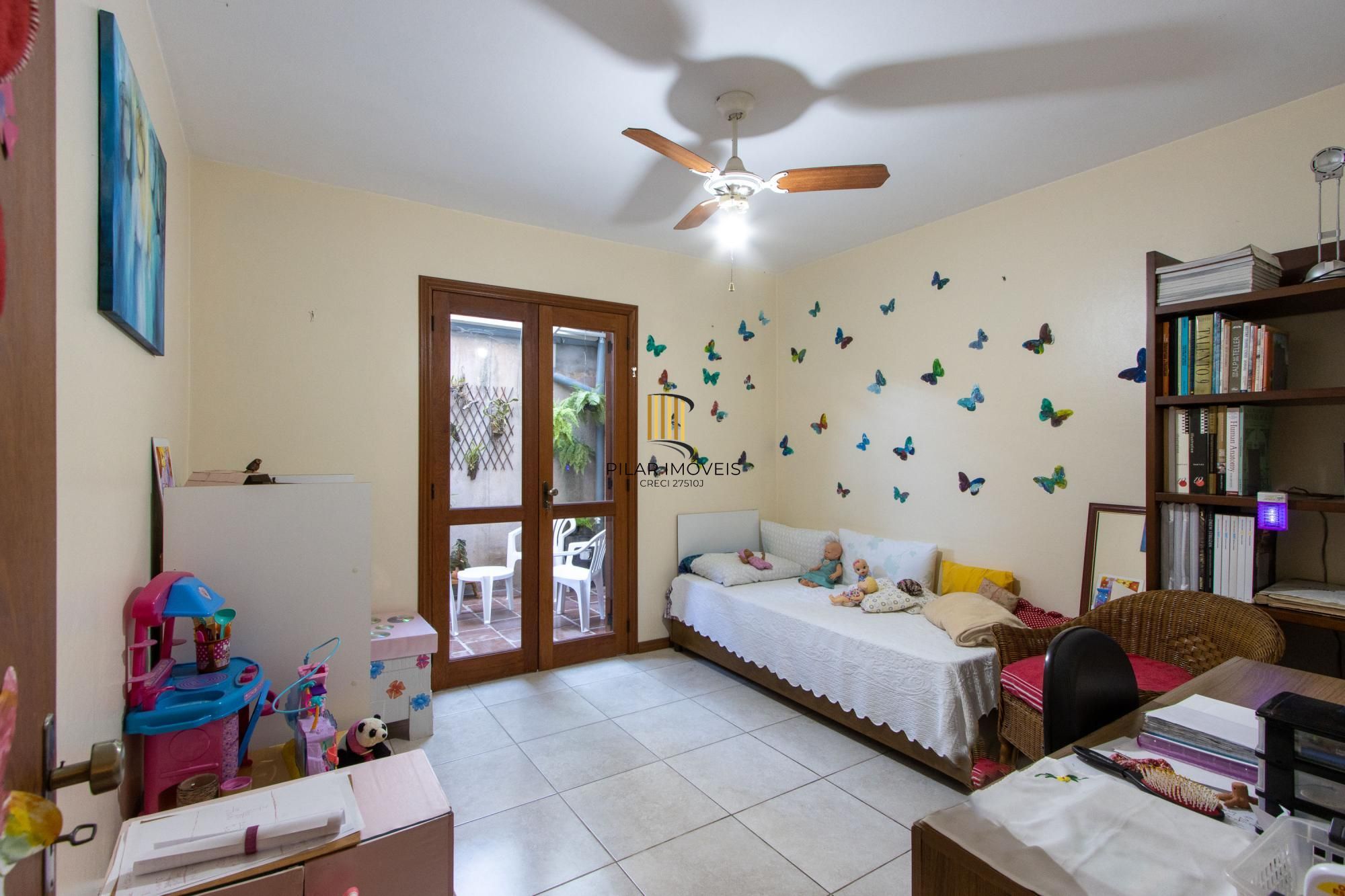 Casa de Alvenaria, possui 3 dormitórios, uma suíte, hall de entrada, lavabo,  living com lareira, cozinha ampla com armários, área gourmet com churrasqueira, corredor, pátio e 4 vagas de garagem, uma construção em anexo que possui hall de entrada, lavabo, living, cozinha, escritório, banheiro social