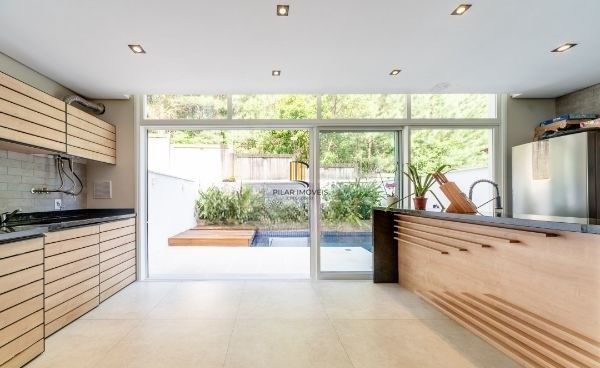 Uma casa linda dentro de um condomínio fechado, no Lagos de Nova Ipanema.