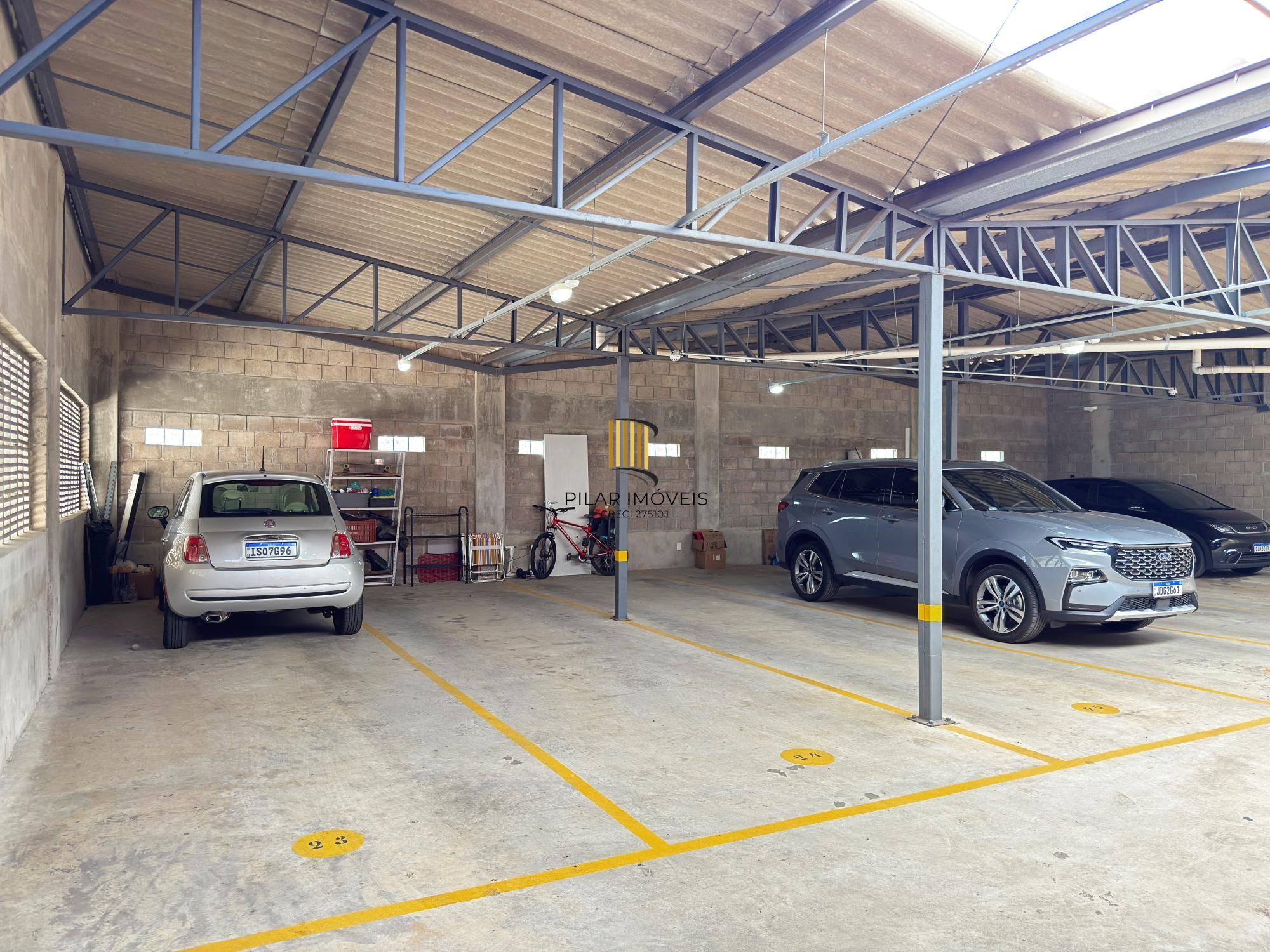 Apartamento 03 Suítes bairro Cristal, 88,97m² de área privativa, semimobiliada e 02 vagas de garagens cobertas.