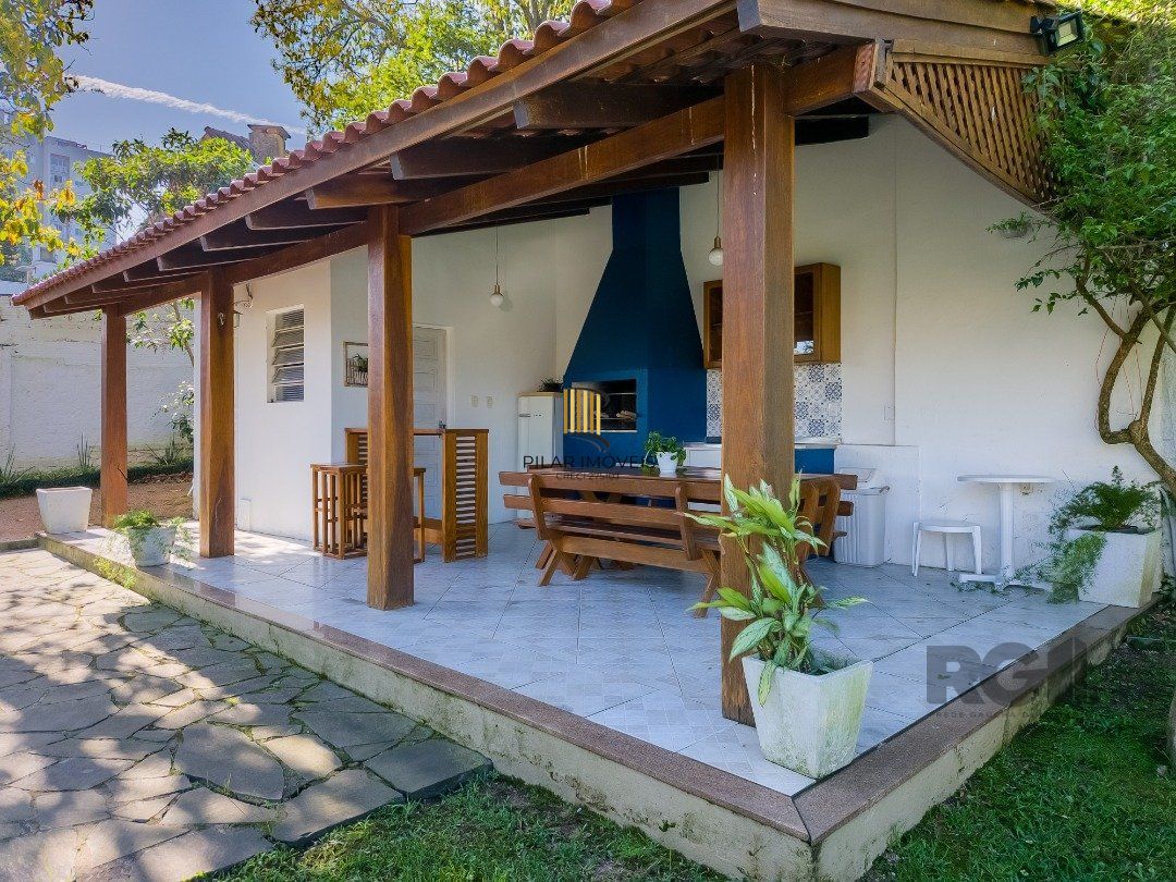 CASA TÉRREA REFORMADA, 3 QUARTOS, SUITE, PÁTIO - BAIRRO CRISTAL