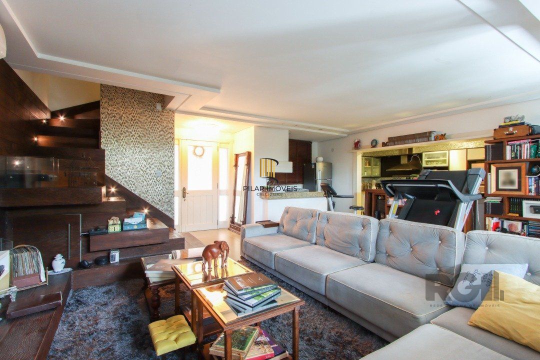 Casa com 327m² de área privativa, oferecendo 3 dormitórios, sendo 3 suítes