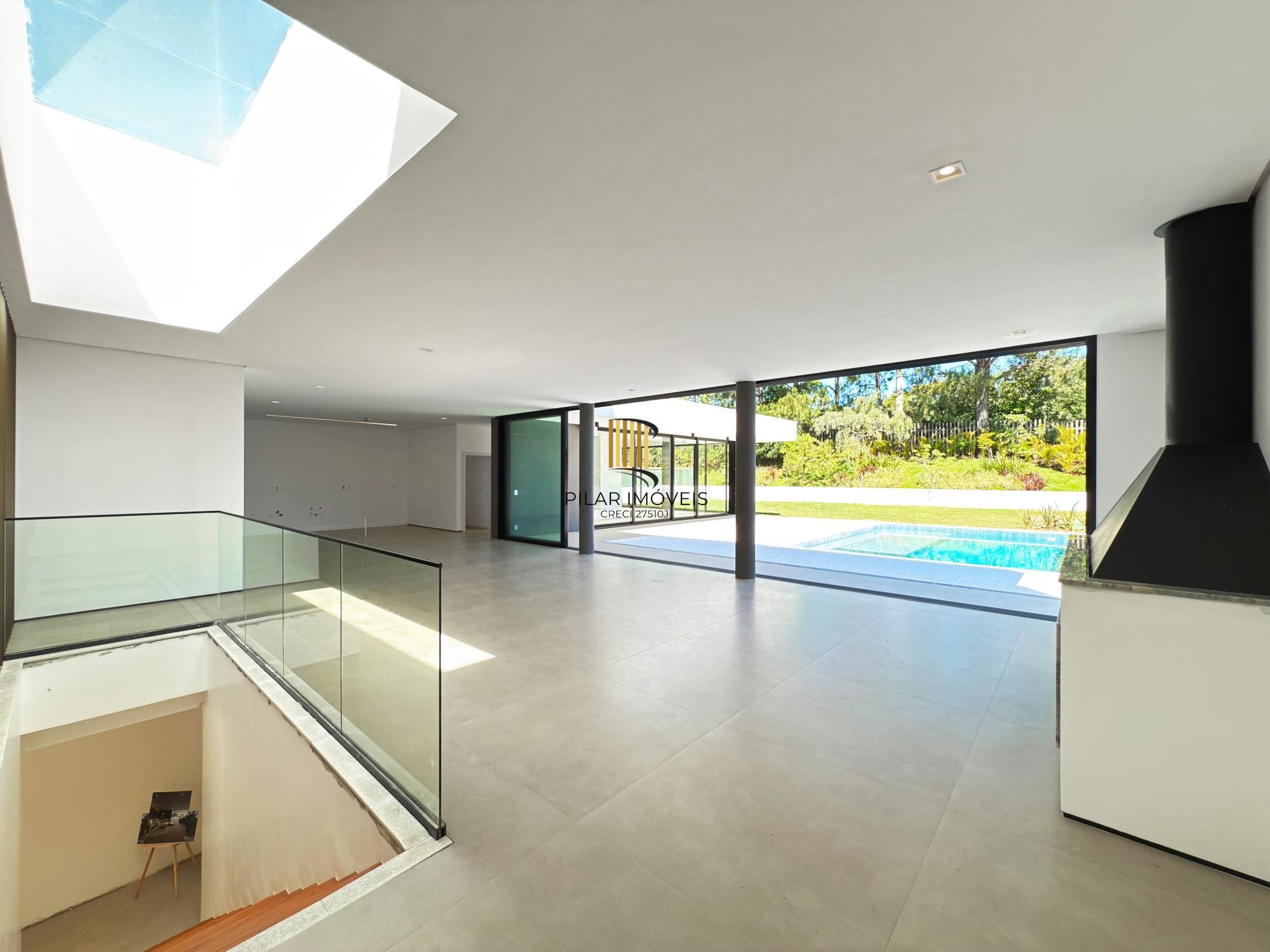 A casa conta com 434m2 de área construída, mas com um aproveitamento total dos 1.012m2 do lote