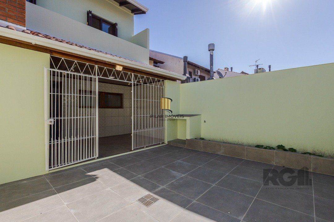 Casa 103m² - 3 dormitórios, 1 suíte, piscina, 2 vagas no bairro Hípica