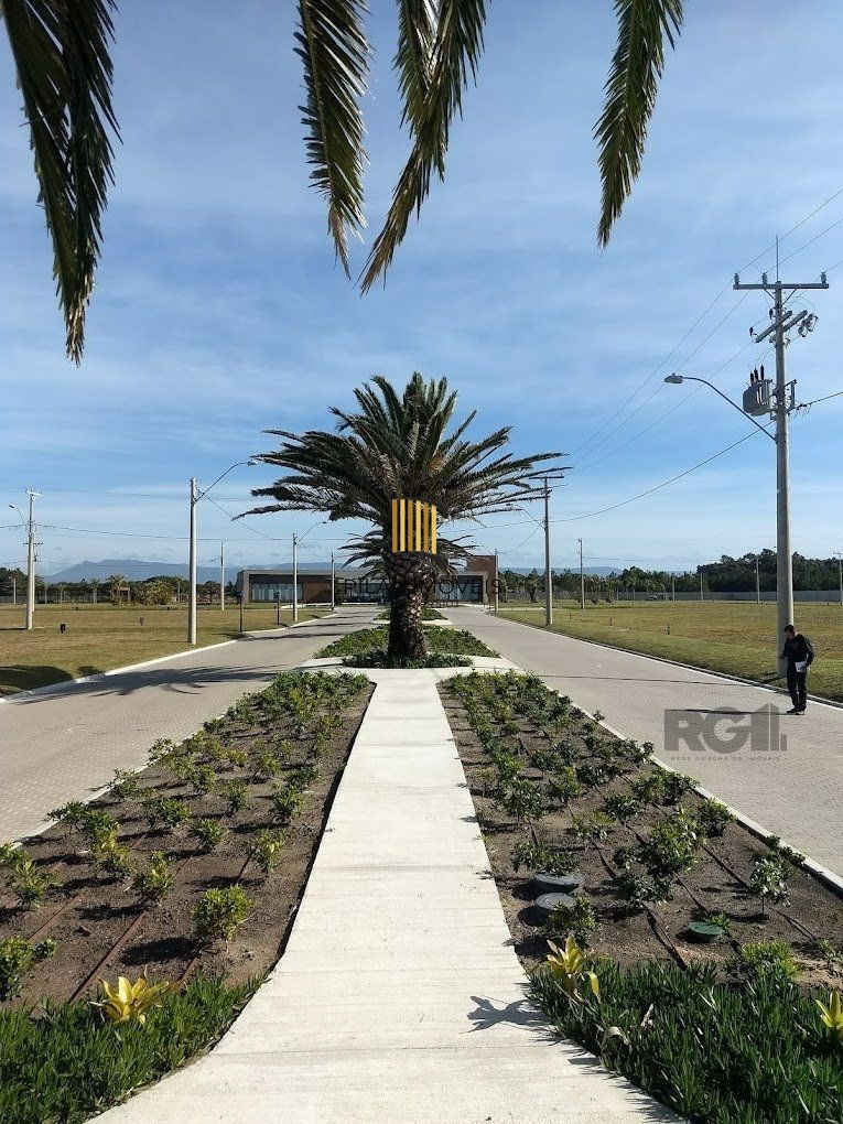Lote ESPECIAL A VENDA com 300m² (12x25) frente leste junto a infraestrutura principal do condomínio. Pronto para construir com apenas 30% de entrada e saldo em até 24x com correção somente pelo INCC.