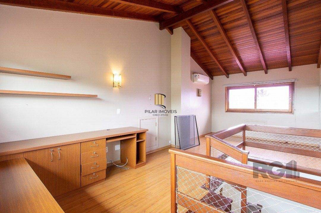 Casa de alvenaria, 3 dormitórios, 1 suíte e pátio com piscina, bairro Espírito Santo.