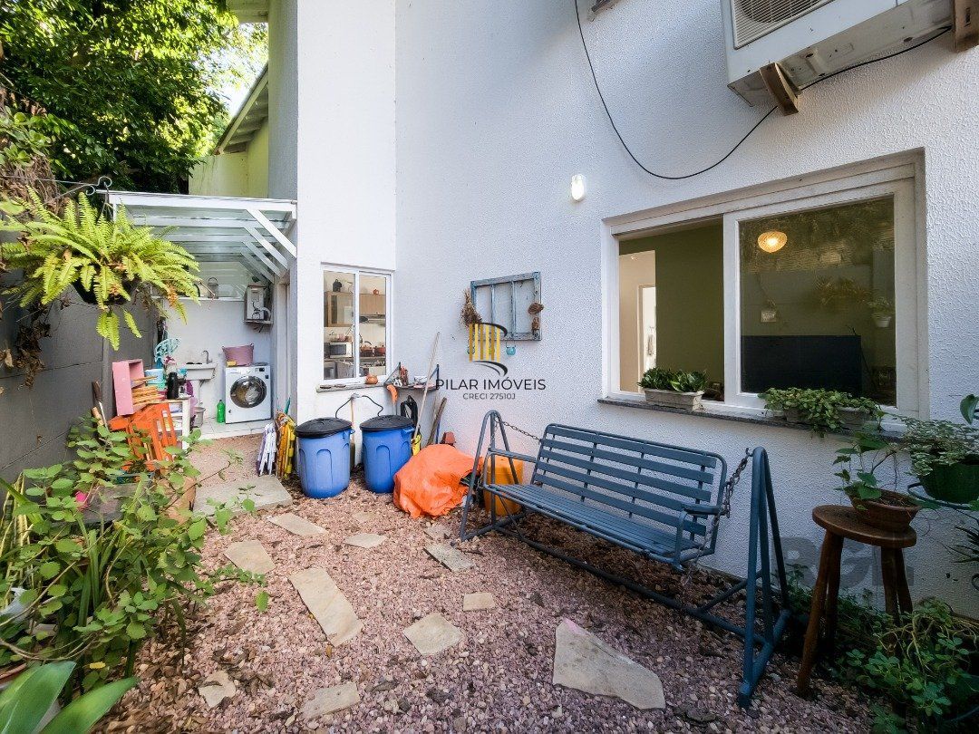 Living em dois ambientes com cozinha americana, lavabo, pátio, lavanderia. o3 dormitórios sendo 01 suíte, banheiro social e sótão. Duas vagas de  garagem.