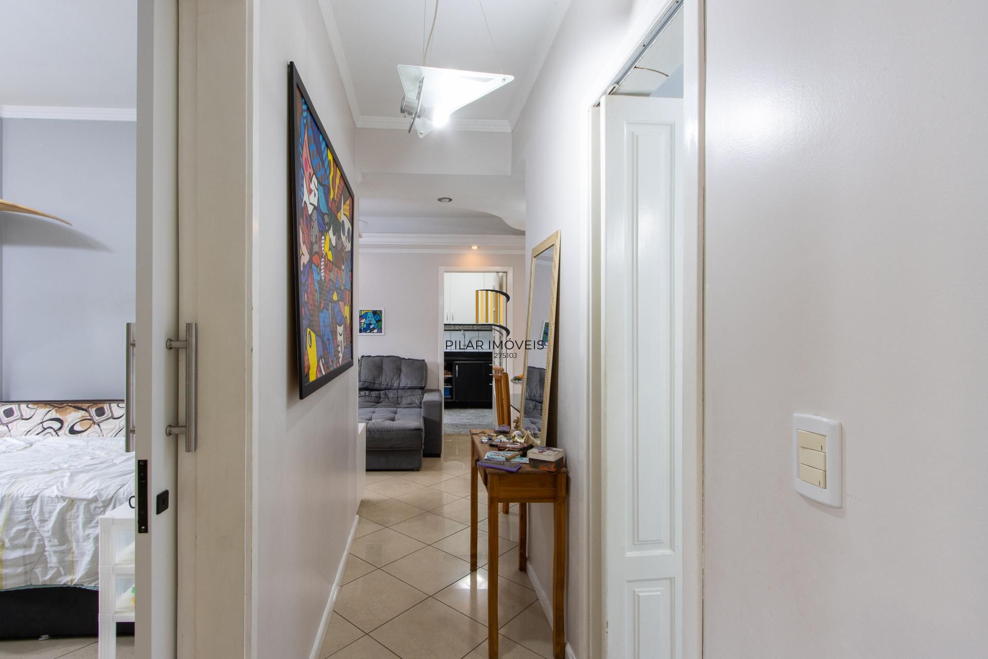 Apartamento de 2 quartos, living, cozinha planejada, área de serviço e 1 vaga.