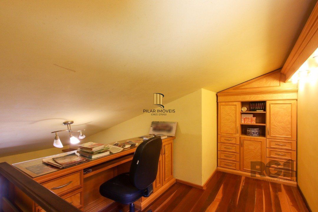 Casa com 4 dormitórios, sendo 1 suíte, com 2 vagas cobertas, no bairro Nonoai, Porto Alegre, RS