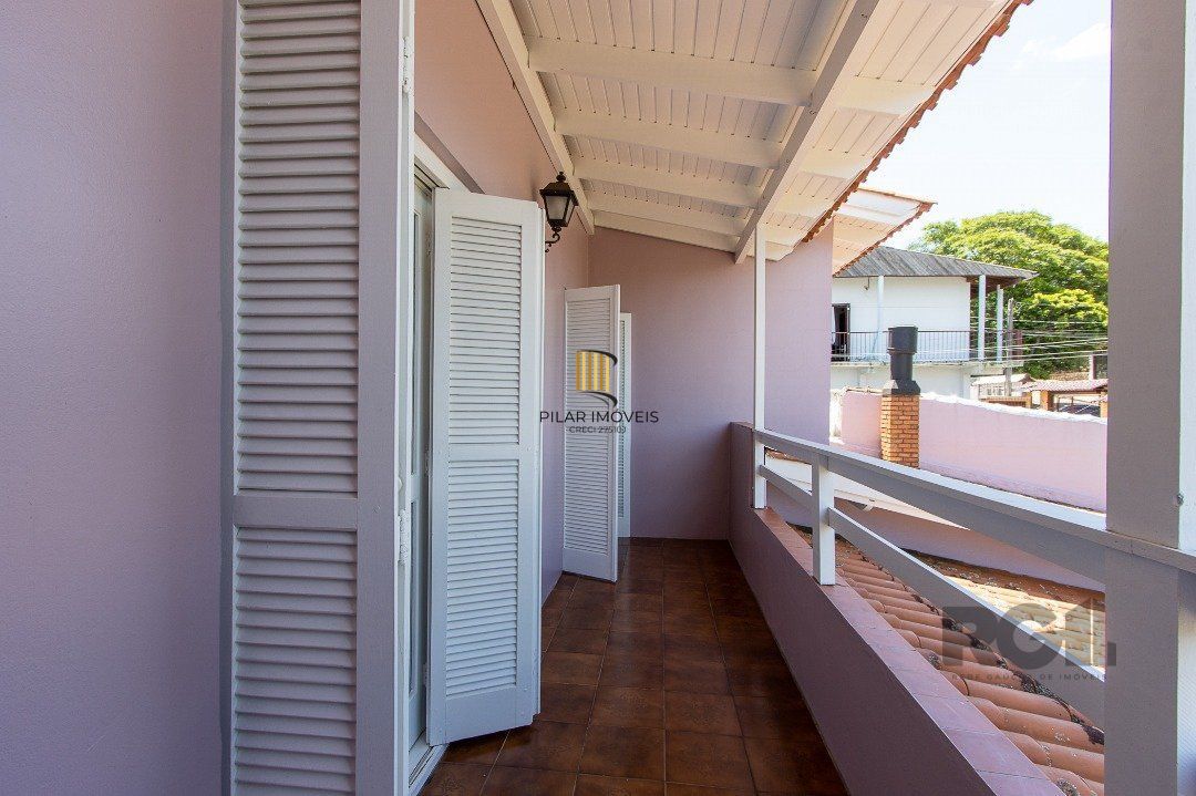 Casa com 4 quartos, suíte, churrasqueira, lareira, garagem coberta e lindo jardim.