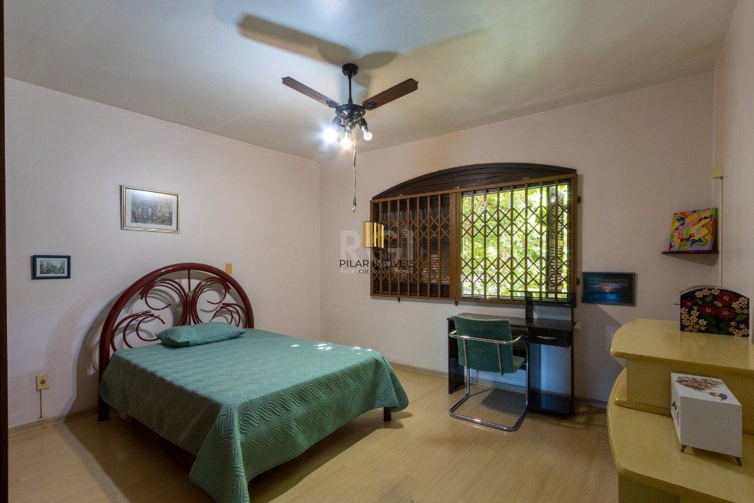 Sobrado com 345m² privativos, 3 suites, 2 vagas, churrasqueira. pátio com piscina - Bairro Cristal