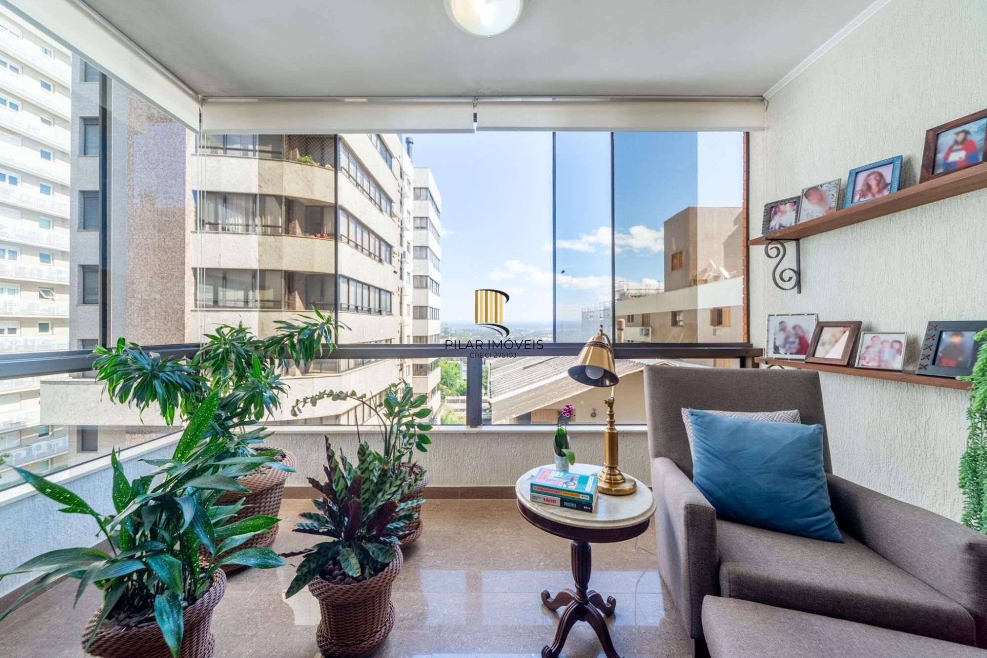 Cobertura com 206m², 3 dorm, Petrópolis e 2 vagas