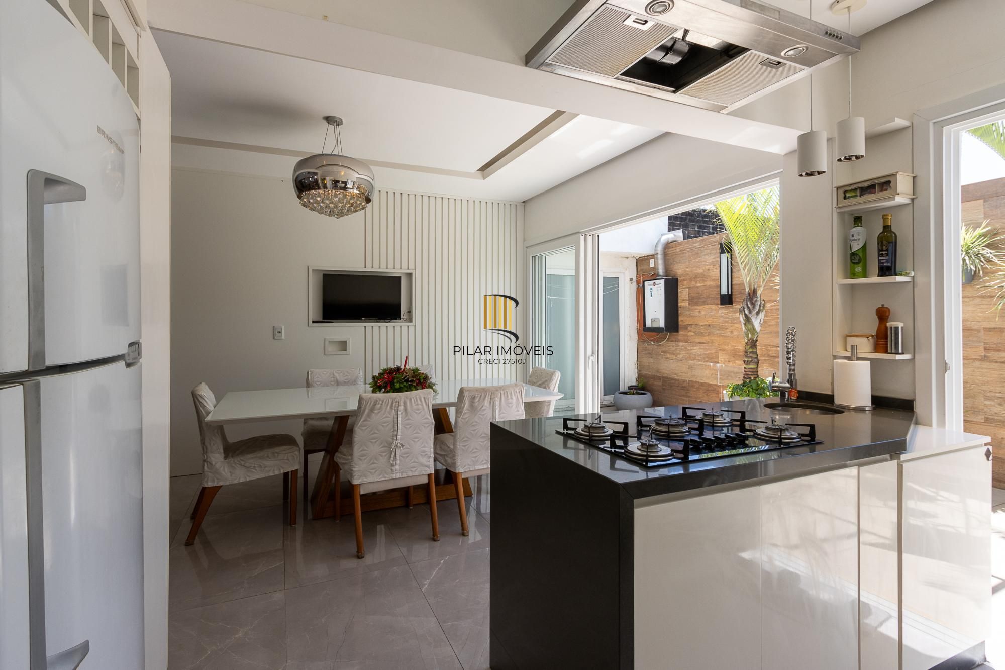 Excelente casa de 3 dormitórios, 3 suítes e 2 vagas no bairro Cavalhada.