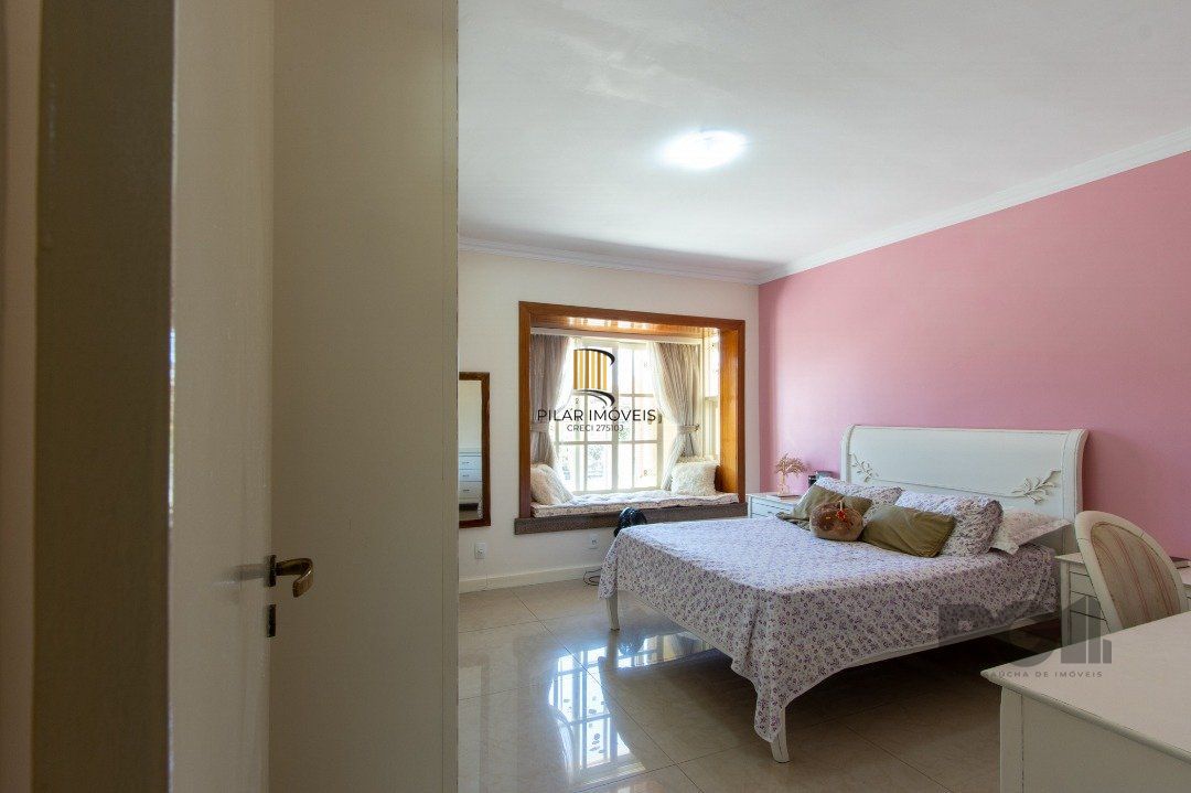 Casa com 452m² de área construída, 02 suítes, banheira de hidro, closet, 02 banheiros sociais, 03 living com 02 ambientes, 02 lareiras