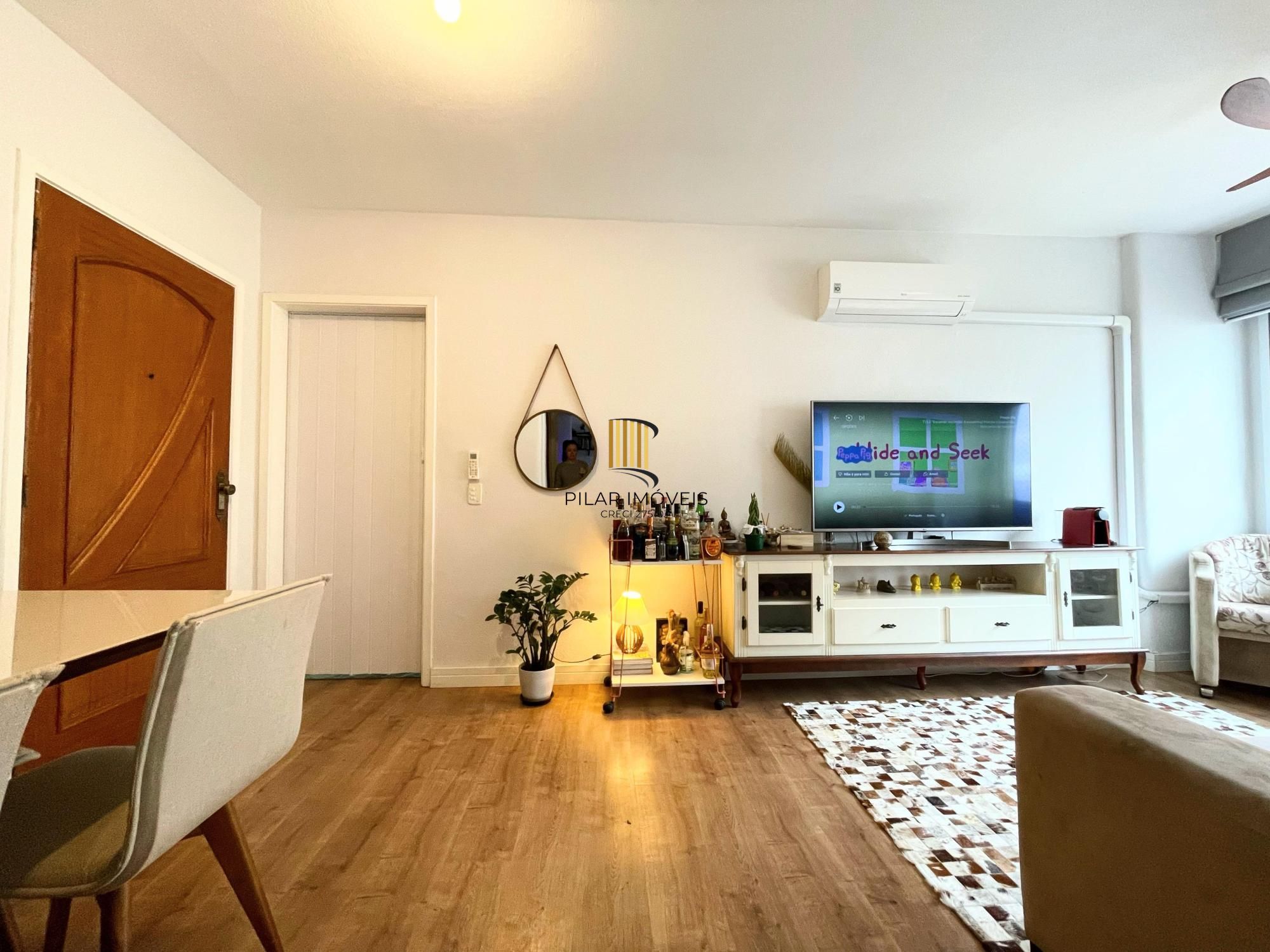 Apartamento com linda vista definida para o Rio Guaíba ? amplo, arejado e com sol da tarde!