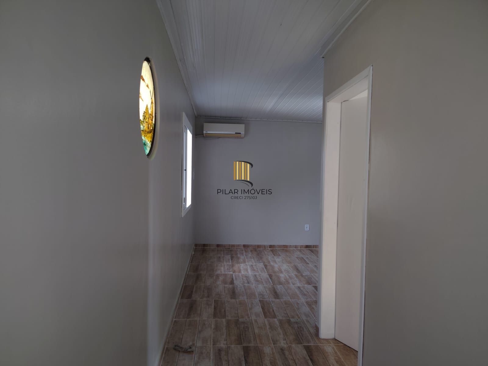 Casa de alvenaria, com 3 quartos, 1 suíte e 3 vagas de garagem.
