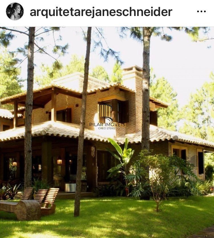 Casa com  griffe, no Condomínio Carmel, no coração do litoral norte, juntinho à Central de Atlântida,  entre bosques e ares de serra.