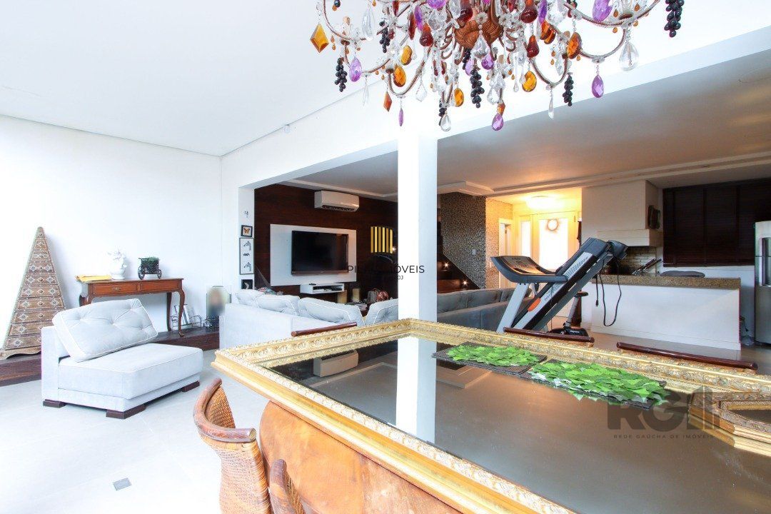 Casa com 327m² de área privativa, oferecendo 3 dormitórios, sendo 3 suítes