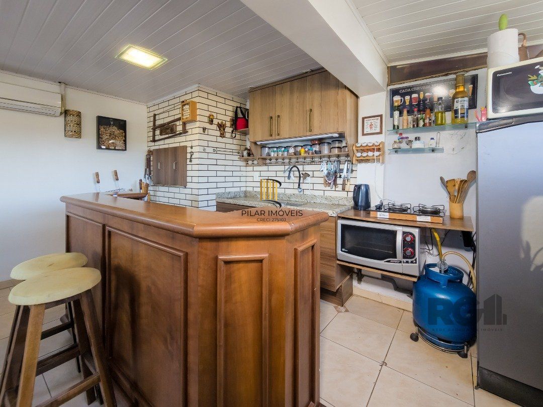 Cobertura, 2 quartos, 1 suite, dependência de empregada, 1 vaga de garagem, bairro Partenon