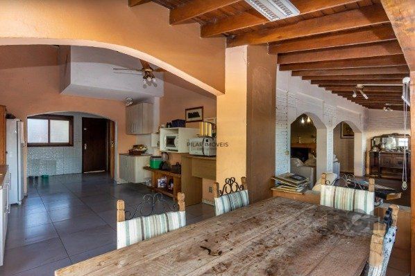 Casa no Bairro Vila Assunção com 4 dormitórios sendo 1 suíte e vista para o Guaíba