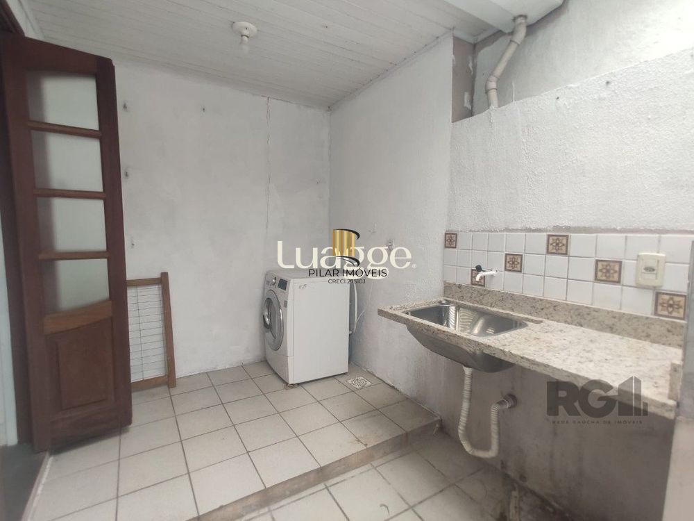 Casa em condomínio, com 57,66m² de área privativa 2 dormitórios transformados em 1 e 1 vaga coberta e escriturada