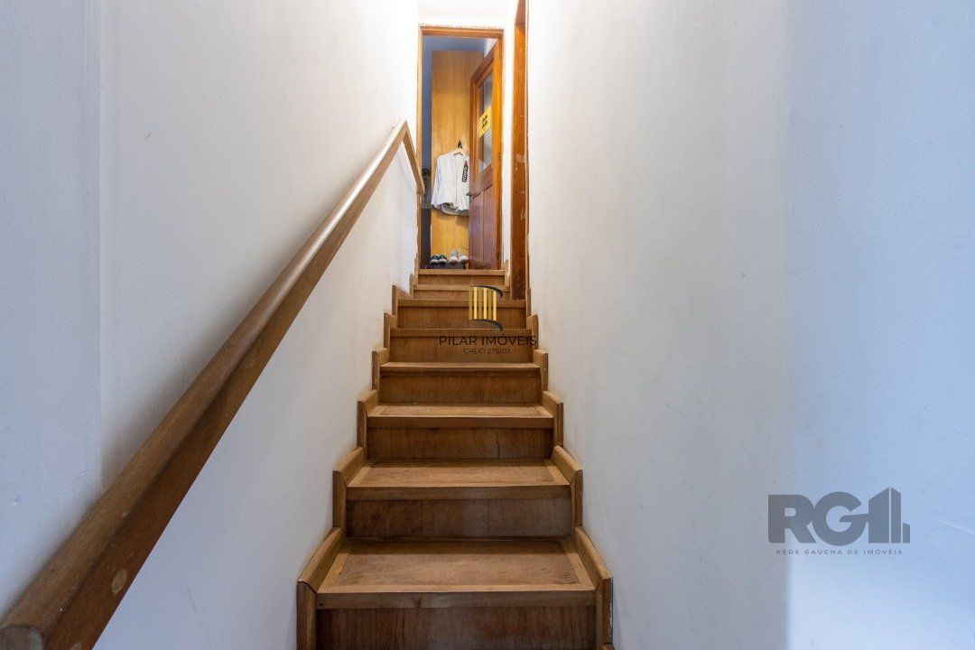 Casa no bairro Cristal, Possui 4 dormitórios, sendo 1suíte, closet e banheira de hidromassagem, com possibilidade de um podendo 1 dormitórios extra.