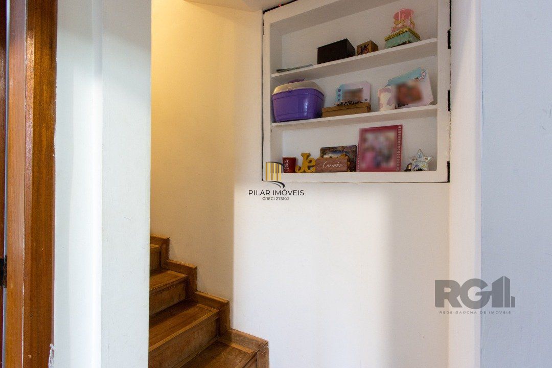 Casa no bairro Cristal, Possui 4 dormitórios, sendo 1suíte, closet e banheira de hidromassagem, com possibilidade de um podendo 1 dormitórios extra.