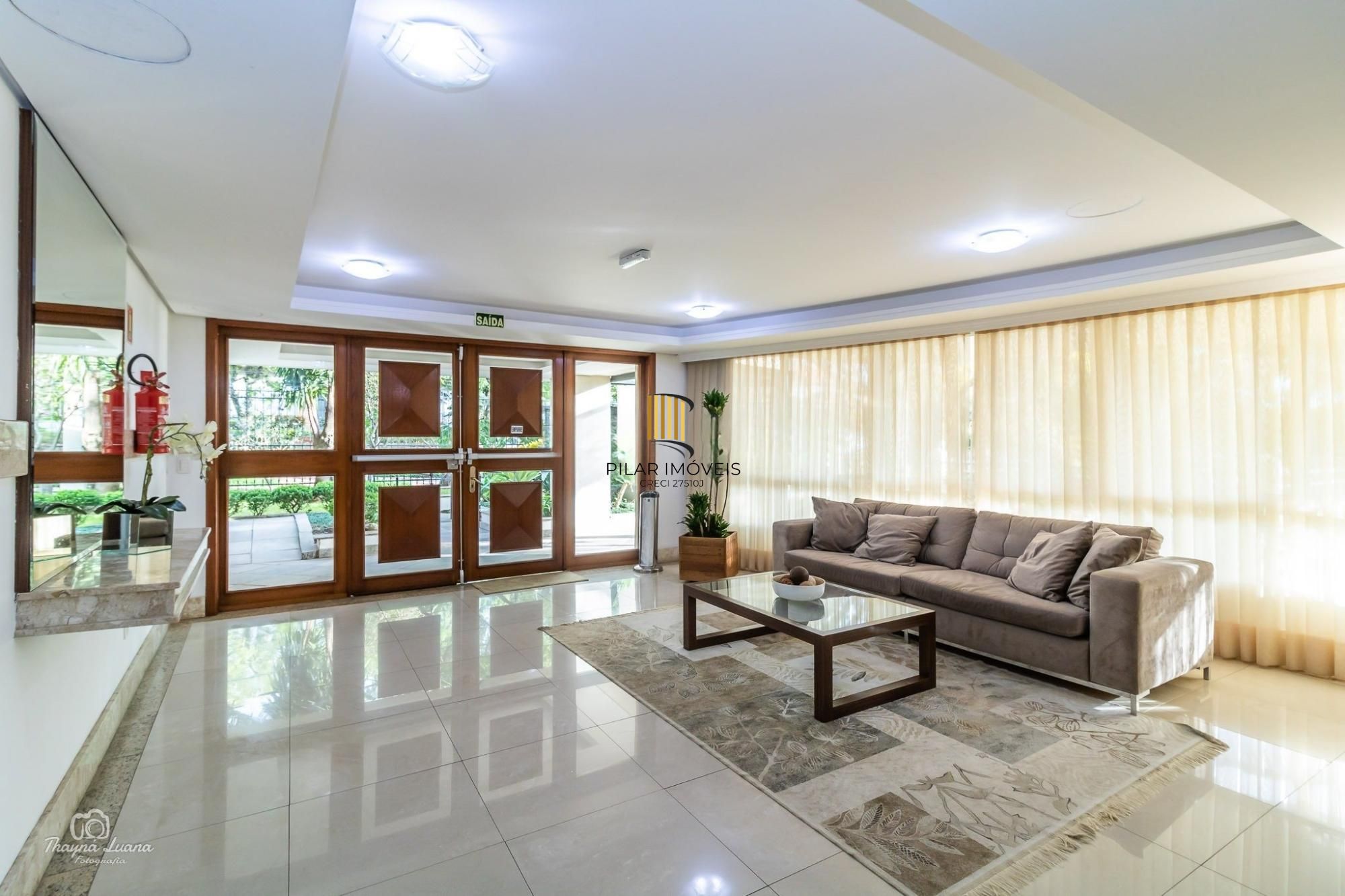 Apartamento amplo de 104m² com living iluminado, lareira e excelente localização