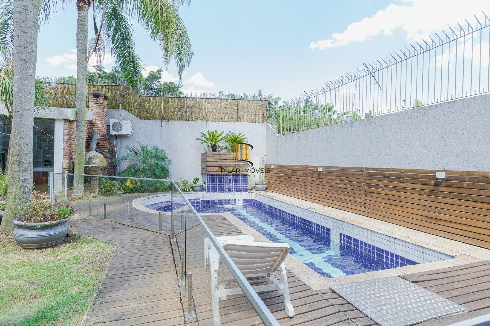 Casa Imponente com 5 Dormitórios (3 Suítes) no Bairro Chácara das Pedras