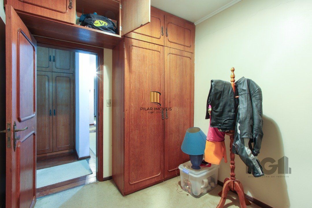 Casa a venda com 03 dormitórios, living 03 ambientes com vista para o Rio.