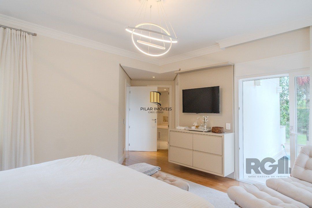 Casa semimobiliada e possui 3 suítes (sendo 1 delas master com closet e hidro)