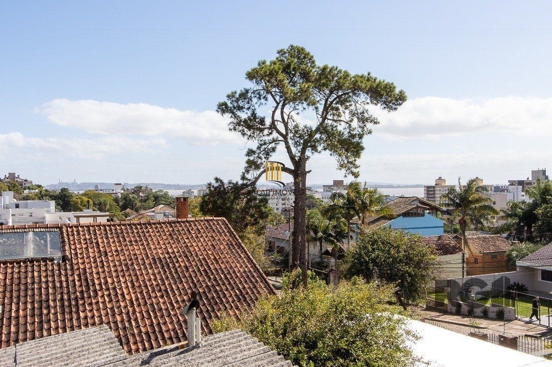 BELO SOBRADO, 3 QUARTOS, 1 SUITE, PISCINA, 320m² PRIVATIVOS - TRISTEZA