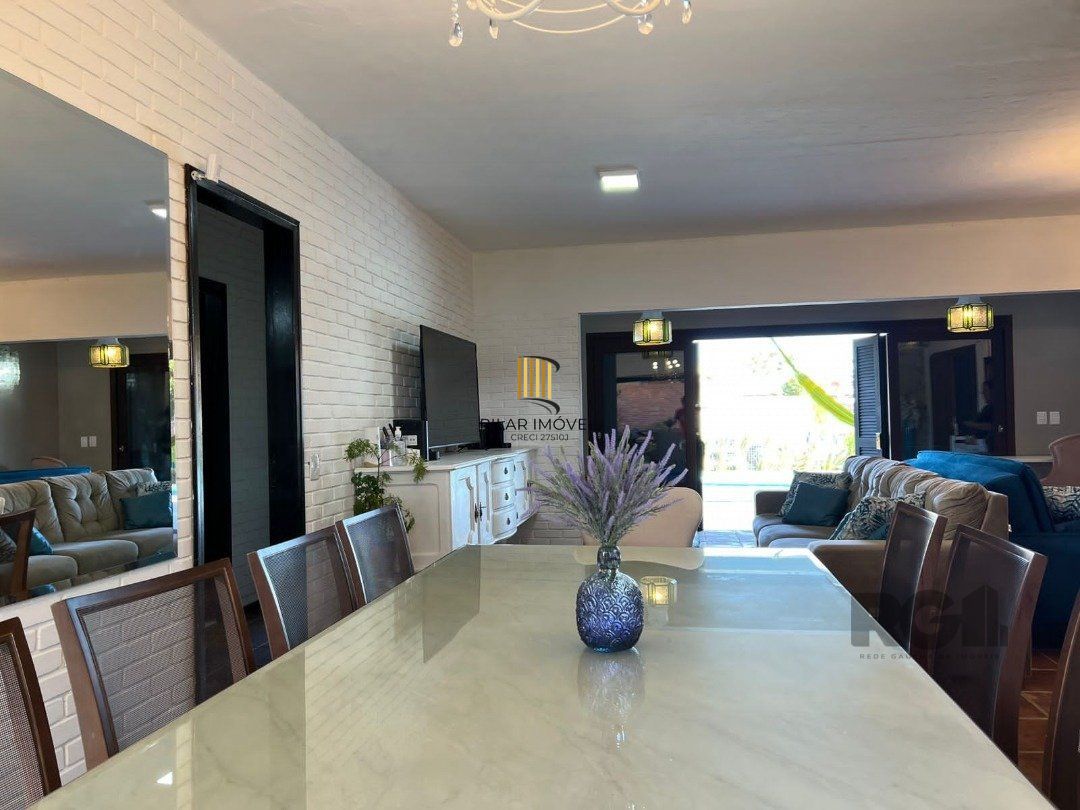 Casa avulsa em Atlântida,  totalmente reformada, com 5 dormitórios , duas suítes, pátio arborizado com piscina e churrasqueira.